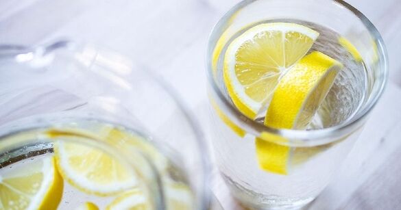 在水中添加柠檬汁可以更轻松地遵循水饮食法。