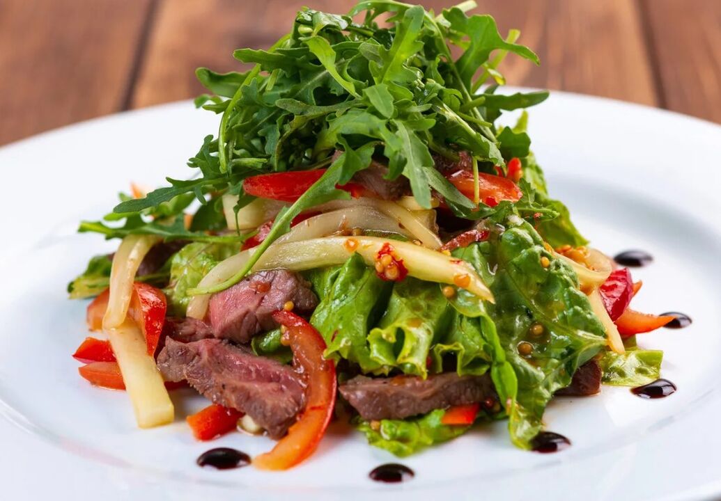 小牛肉沙拉和蔬菜沙拉