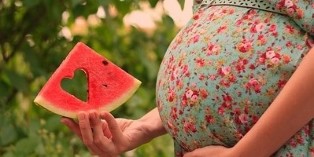 一名孕妇手中的西瓜片