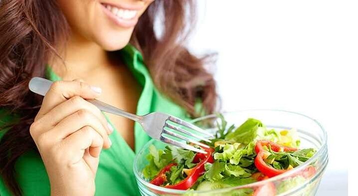 吃蛋白质饮食的女孩蔬菜沙拉