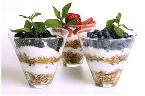 燕麦片配酸奶和浆果，可提供适当的营养和减肥